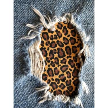 Imagem de Cheetah 2 Peek-A-Boo Iron ON Denim Patches da Holey Patches em tamanhos variados (5 a 12,7 cm x 12,7 cm)