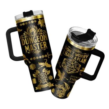 Imagem de 34HD Copo isolado de jogo de dados com alça e canudo, caneca de café de dragão gravada de 1,134 g com tampa, presentes de aniversário engraçados para gamers, amigos, irmão, namorado, marido