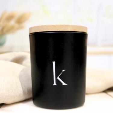 Imagem de Vela de soja luxuosa em frasco de vidro preto fosco, 142 g, perfume floral com tampa de madeira e decoração botânica (Evoke - âmbar, patchouli, couro, sândalo)