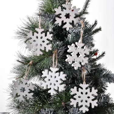 Imagem de 12 peças de enfeites de floco de neve de madeira para árvore de Natal, decorações rústicas de floco de neve com corda de juta, recortes de flocos de neve de madeira inacabados para artesanato