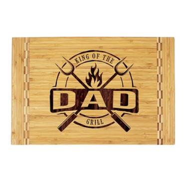 Imagem de My Personal Memories Tábua de corte, escultura e corte de bambu personalizada King of the Grill (Dad 38 x 25 cm)