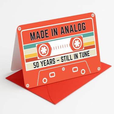 Imagem de Presente de aniversário de 50 anos – Design de fita cassete retrô – Feito em analógico, ainda afinado – Cartão comemorativo de 50 anos para ele ou ela – 11,4 x 17,8 cm com envelope vermelho, adesivo