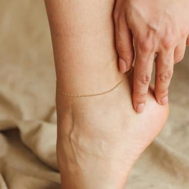 Imagem de Tornozeleira dourada feminina com corrente de lábio de flor 1,4 mm