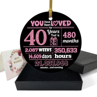 Imagem de REWIDPARTY Enfeites engraçados de aniversário de 40 anos - Você é amado há 40 anos - Enfeite redondo de cerâmica de 7,6 cm com fita dourada, caixa de presente - Decoração de árvore de Natal
