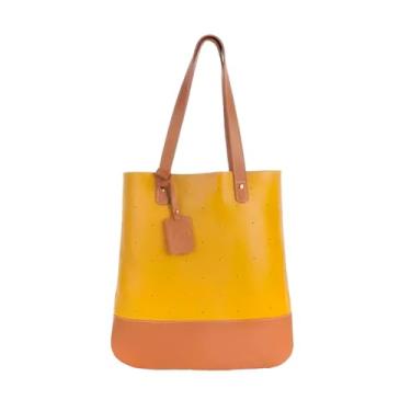 Imagem de Bolsa de Couro Legítimo Feminina Flávia – Modelo Saco Compacta e Elegante, Leve, Resistente e Sofisticada – Ideal para Uso Diário, Trabalho, Passeios e Presentes (Mostarda com Caramelo)