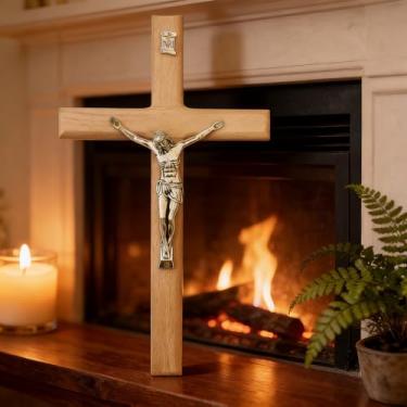 Imagem de Cruz de parede crucifixo com Jesus, cruz católica de madeira maciça feita à mão para decoração de casa, igreja e oração - Presente religioso para bênção, fé e devoção (acabamento natural)