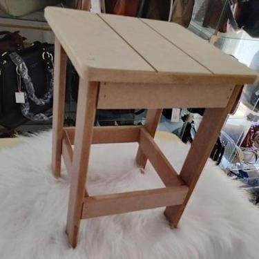 Imagem de Banquinho em MDF altura 32 cm largura da base 24 cm já vai montado aguenta até 78 kg