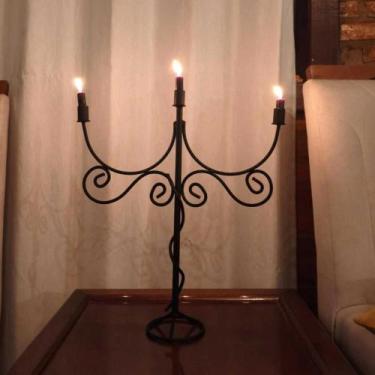 Imagem de Candelabro de Ferro Estilo Medieval Gótico  Decoração Sofisticada e Ar