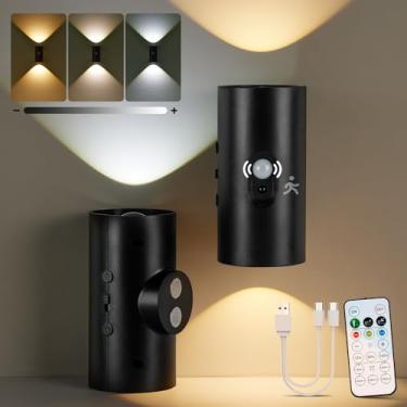 Imagem de Aggforbl Luzes de parede recarregáveis com sensor de movimento com conjunto remoto de 2, luminária de parede adesiva sem fio, arandela magnética 4000 mAh alimentada por bateria, 3 cores sem fio, luz