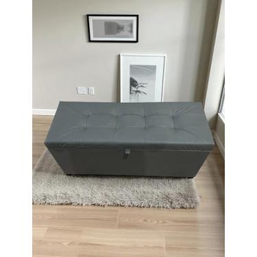 Imagem de PUFF BAÚ 1 METRO ESTOFADO EM MDF COM DOBRADIÇAS COM PISTÃO (Cinza Corino)