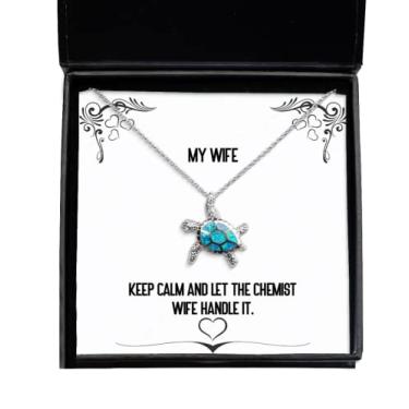 Imagem de SpreadPassion Presentes inapropriados para esposa, Keep Calm and Let The Chemist Wife Handle It, colar divertido de tartaruga com opala para o Dia dos Namorados