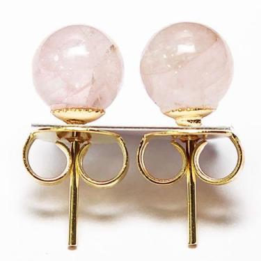 Imagem de Brinco Bolinha Pedra Quartzo Rosa Pino Tarracha Dourado - CristaisdeCu