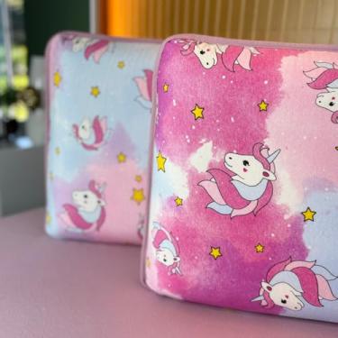 Imagem de Kit com 2 Fronhas em Malha 100% Algodão com Elástico e Toque Macio (Unicórnio)