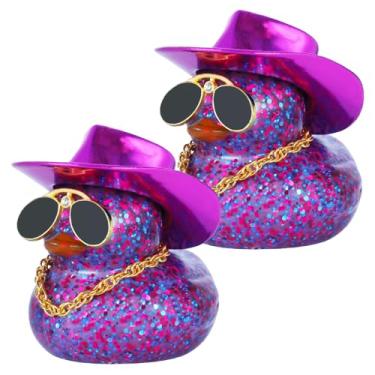 Imagem de BOZILY Pato de borracha caubói com chapéu roxo de glitter, colar dourado e óculos de sol de diamante - decoração moderna de painel de carro, acessório de mesa de escritório, conjunto de presente para