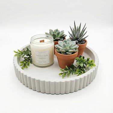 Imagem de YCWF Bandeja redonda de mesa de centro com guirlanda de contas de madeira, bandejas decorativas de concreto para decoração de mesa de café, bandeja de servir para sala de estar, escritório ou sala de