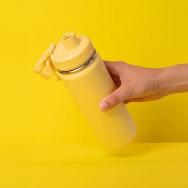 Imagem de Garrafa Com Alça E Bico 780ml Em Aço Inox Amarela