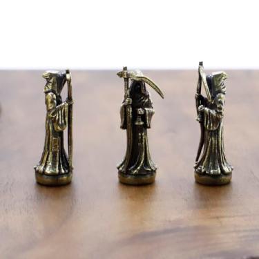 Imagem de Cabeça de dobradiça estátua de homem foice de Halloween, topo decorativo de dobradiça, decoração de porta de estatueta magnética em miniatura, decoração de casa peculiar, presente para amantes de