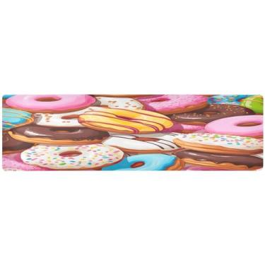 Imagem de Donuts são mostrados em várias formas de tripé longo, corredor de mesa para casa, decoração de mesa