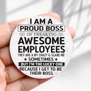 Imagem de Ímã de geladeira vintage Proud Boss Awesome Employees Sign Design - Adesivo redondo acrílico de geladeira de 5,8 cm, presente de decoração retrô, tamanho perfeito para geladeira, armário ou qualquer