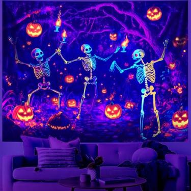 Imagem de BVBOX Três caveiras festa luz negra Halloween tapeçaria terror lua noite assustador cemitério abóbora lanterna halloween tapeçaria parede crânio horror cartaz banners para quarto sala de estar 79C x