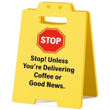 Imagem de Placa engraçada para decoração de mesa com cubículo de escritório Humor Stop Unless You're Delivering Coffee Sign Presentes de escritório para homens mulheres colegas de trabalho Boss - Amarelo