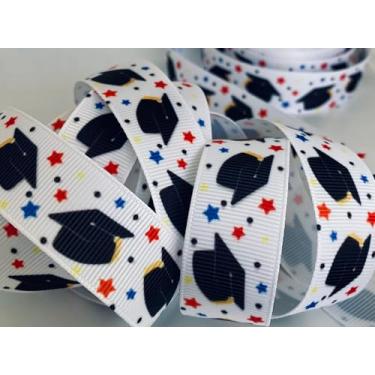 Imagem de Fita impressa de gorgorão - impressão de boné de formatura preto com estrelas vermelhas e azuis - 19 cm de largura, 10 metros - Ótimo para decoração de formatura e embrulho de presente! Fita de