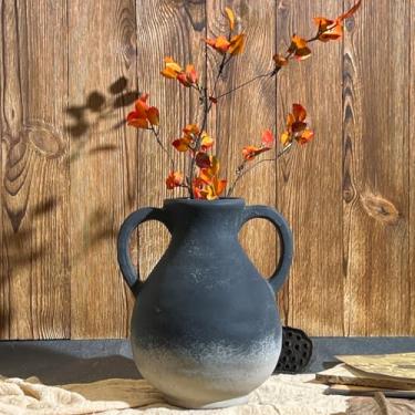 Imagem de GDSZJLJ Vaso de flores rústico com 2 alças, vaso de cerâmica gradiente preto para decoração de casa, vasos de cerâmica vintage de 20 cm para mesa de jantar, decoração de prateleira, centros de mesa de