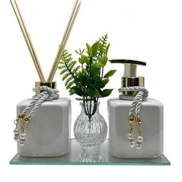 Imagem de Kit Lavabo Plástico PET Cubo Branco Saboneteira e Difusor + Vaso + Bandeja- Acabamento Antiderrapante - 3 Peças(DOURADO)