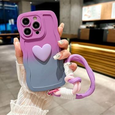 Imagem de Capa com estampa de ondas degradê e coração para iPhone 16 Pro Max, 15 Pro, 14 Plus, 13 Pro Max, 12, 16, 11, XS, X e XR, com alça de pulso, nas cores roxo e cinza. Compatível com iPhone 16 Plus.
