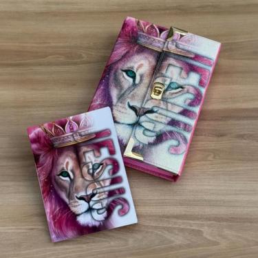 Imagem de Bíblia Carteira Glitter 100% Leão JESUS Pink NTLH capa dura acolchoada