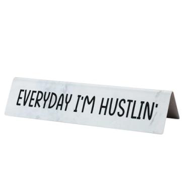Imagem de Placa de mesa de escritório engraçada "Everyday I'm Hustlin'" placa de aço inoxidável para traficantes, empreendedores, equipes de vendas, presentes de escritório motivacionais – placa de nome de mesa