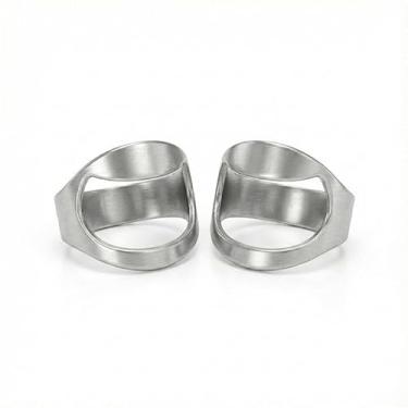 Imagem de Gadgetime USA 2 anéis de abridor de cerveja prata premium – ajuste ergonômico nos dedos, aço inoxidável durável, perfeito para uso diário, festas, churrascos e eventos especiais – abridores de garrafa