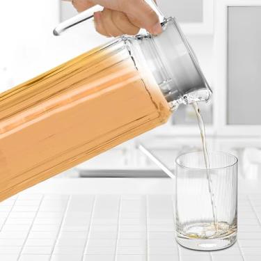 Imagem de PoDhey Pacote com 2 jarras de plástico com tampa, 1,1 L, jarra de água com design canelado, sem BPA, jarra de água de plástico transparente com tampa ventilada, jarra de geladeira para água quente