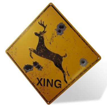 Imagem de Placa vintage envelhecida de cruzamento de veado, placa de aviso amarela com furos de bala, decoração de parede de caça rústica