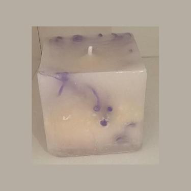 Imagem de Vela Luminária Aromática, Efeito Único, Design em Cera com Detalhes em Lilás