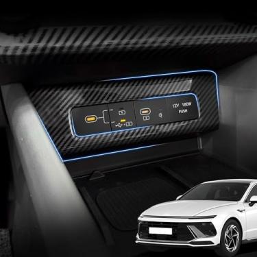 Imagem de YOUTOOCAR Porta de carregamento Capa protetora com orifício USB compatível com acessórios Hyundai Sonata 2024-2025 (padrão de fibra de carbono)