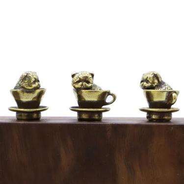 Imagem de RillyRellow Gato com cabeça de dobradiça em xícara de café, topo decorativo de dobradiça, decoração de porta de estatueta magnética em miniatura, decoração de casa peculiar, presente de amante em