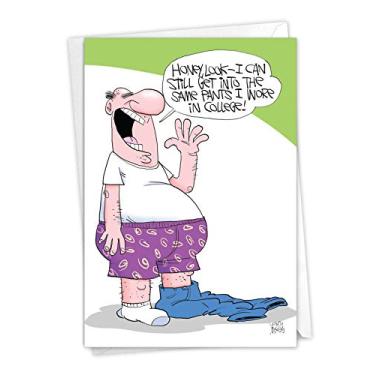 Imagem de Calças universitárias: cartão de aniversário histérico mostrando um cara grande com calças pequenas, com envelope. C6957BDG