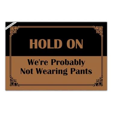 Imagem de FLUNACO Capacho engraçado de boas-vindas – Hold On We're Probably Not Wearing, tapetes personalizados para entrada de cozinha, tapetes 60 x 40 cm