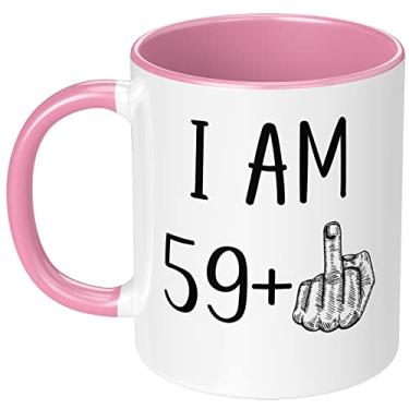 Imagem de I am 59 Plus Middle Finger 325 ml Caneca de café engraçada aniversário de 60 anos presente para pai mãe tio marido esposa irmão irmã amiga colega de trabalho 60 anos presente para homem mulher rosa