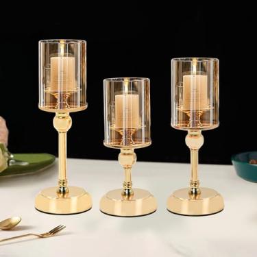 Imagem de MrMrKura Suporte de vela dourado para centro de mesa de mesa, conjunto de 2 castiçais decorativos para velas de pilar, suporte de vela alto com tampa de vidro para decoração de casa interna e externa
