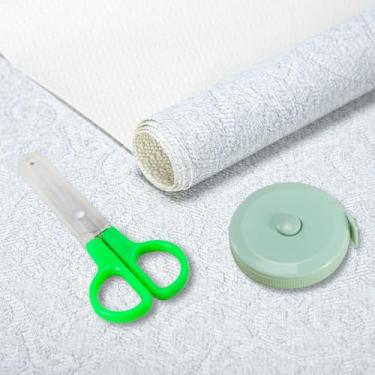Imagem de Forro de prateleira de 30 x 300 cm com tesoura e fita métrica para armários de cozinha, forro de gaveta de PVC para cômoda antiderrapante para banheiro, forro de armário não adesivo lavável (B)