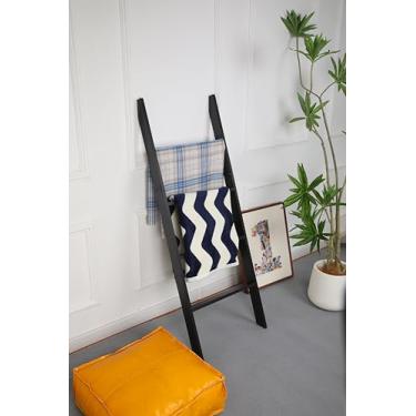 Imagem de Escada de cobertor para sala de estar e quarto, estrutura laminada inclinada sem obstáculos de parede de 5 camadas (preto) armazenamento de cobertor decorativo rústico para casa de fazenda, suporte de
