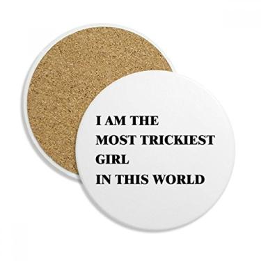 Imagem de Caneca de porta-copos I Am The Trickiest Girl com proteção de mesa, pedra absorvente