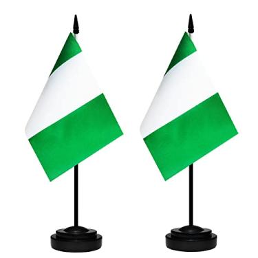 Imagem de Conjunto de bandeiras de mesa da Nigéria, pacote com 2 bandeiras nigerianas de mesa, pequena bandeira de mesa com mastro preto sólido de 30,5 cm, base preta, bandeira de mesa em miniatura