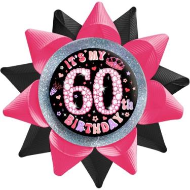 Imagem de SKJIAYEE Broche de botões It's My 60th Birthday para mulheres feito à mão (9,7 x 9,7 cm), crachá de folha de flandres de fita de gorgorão preto rosa para meninas 60º aniversário decorações suprimentos