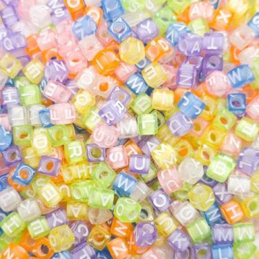 Imagem de Miçanga Passante Dado Alfabeto Acrílico Colorido Letra Branca 6mm 100p
