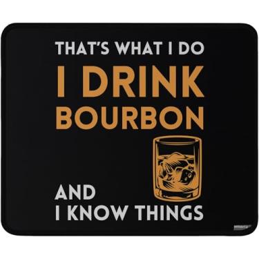 Imagem de That's What I Do I Drink Bourbon and I Know Things, tapete de rato bebedor de bourbon, preto para jogos, design engraçado, 24 x 19 cm, lavável