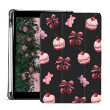 Imagem de AdorableWhimsy Capa fofa com laço cereja para iPad 9ª/7ª/8ª geração (2021/2020/2019 10,2 polegadas) com suporte de lápis Sweet Cake Estética Kawaii Capa protetora de couro dobrável
