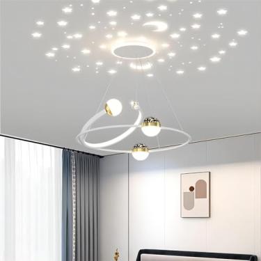 Imagem de Lustre LED com design moderno e criativo em formato de anel, com projeção de céu estrelado no abajur. Luminária pendente com regulagem remota de intensidade, estilo europeu, para teto, ideal